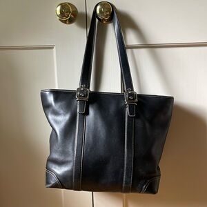 Gorgeous Coach leather tote with top zipper